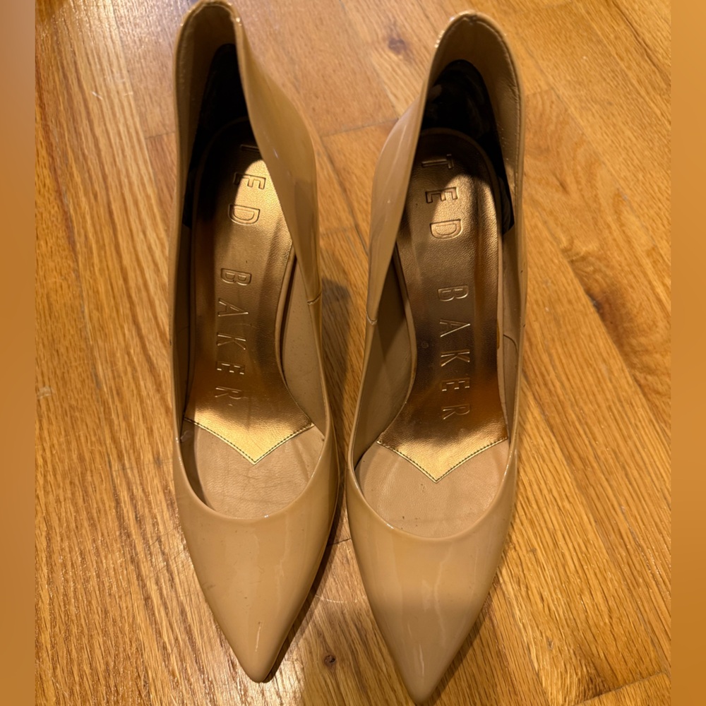 Ted‎ Baker London Nude Patent Leather Pointed Toe Pumps Size 8